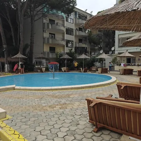 Adam With Swimming Pool شقة